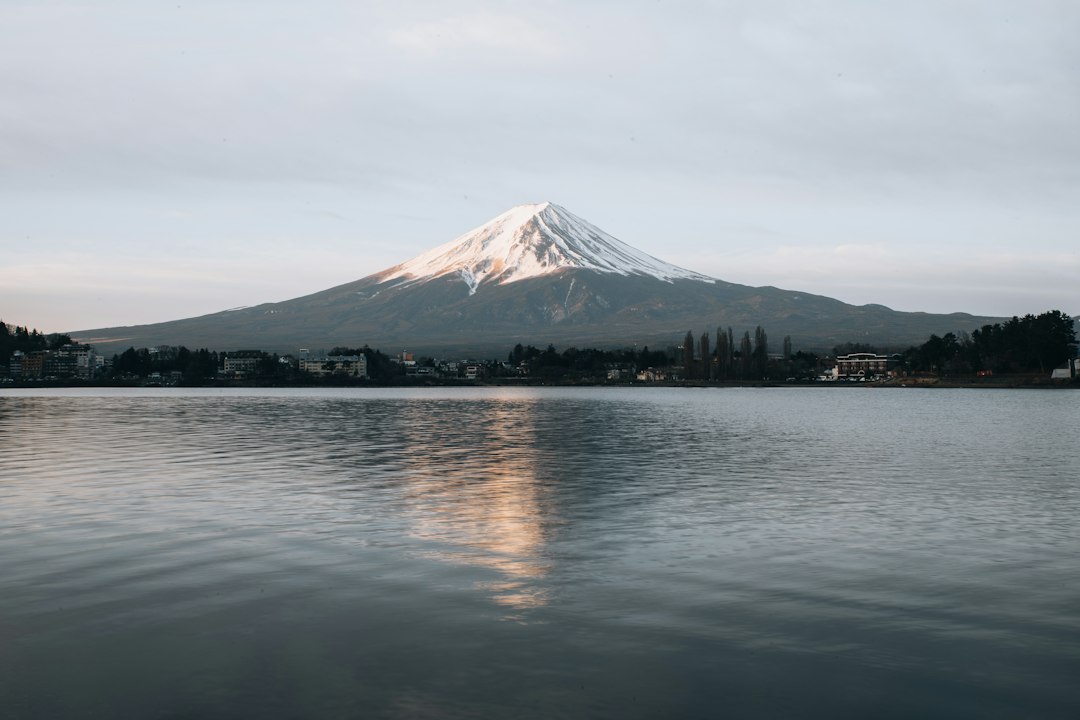 湖面に映る富士山