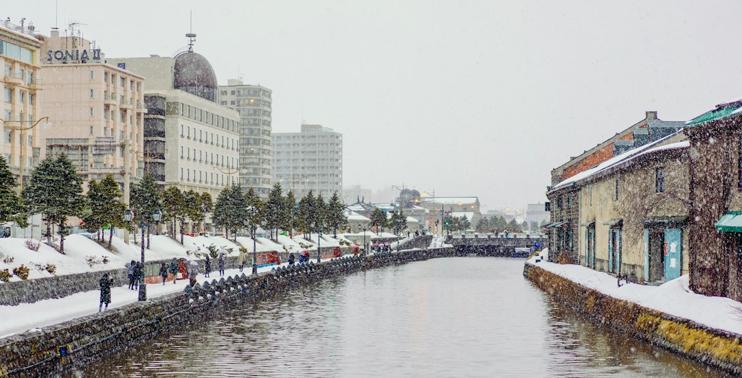 雪の小樽運河と倉庫街