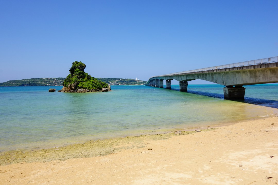沖縄の海にかかる橋